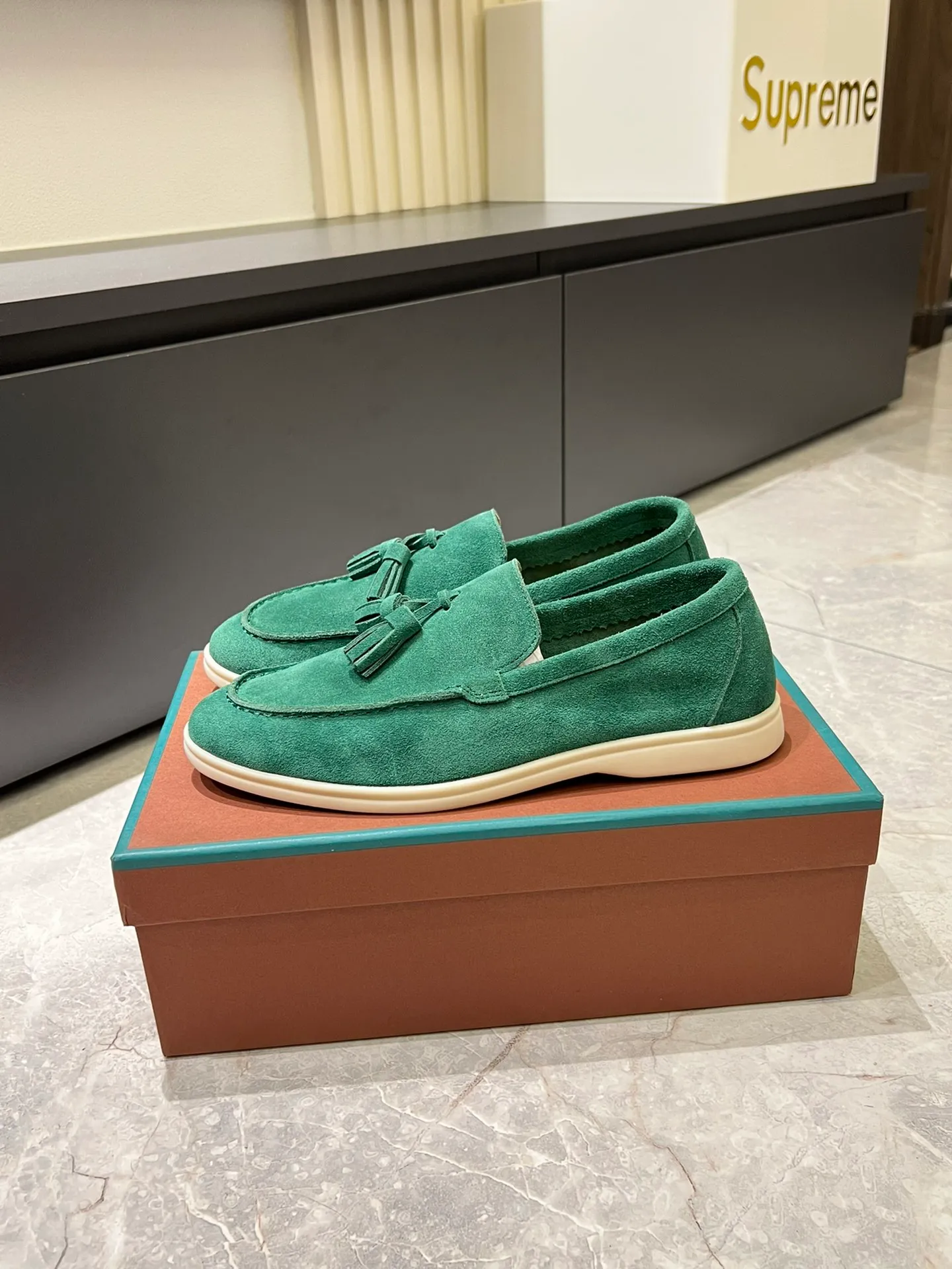 Men's shoes 💰p360 "Loro men's shoes 💰pian'*" Classic L men's shoes for couples 💰p Top version British flat loafers, a must-have item in old money style, the minimalist design is eye-catching and durable, a plus point for dressing The soft foot feel and texture are outstanding. They don’t scratch your feet and are very nice. They are matched with soft and waxy soles. They can be worn daily for a long time without getting tired. They are easy to wear, versatile and classic items, with perfect foot feel and texture! Imported cashmere fabric, the lining is made of imported A-grade water-dyed cow lining, the top version of the genuine leather midsole is sewn with pure handmade mark thread! Size: Female 35-40 (34. Customized) Male 38-44 (45.46. Customized)